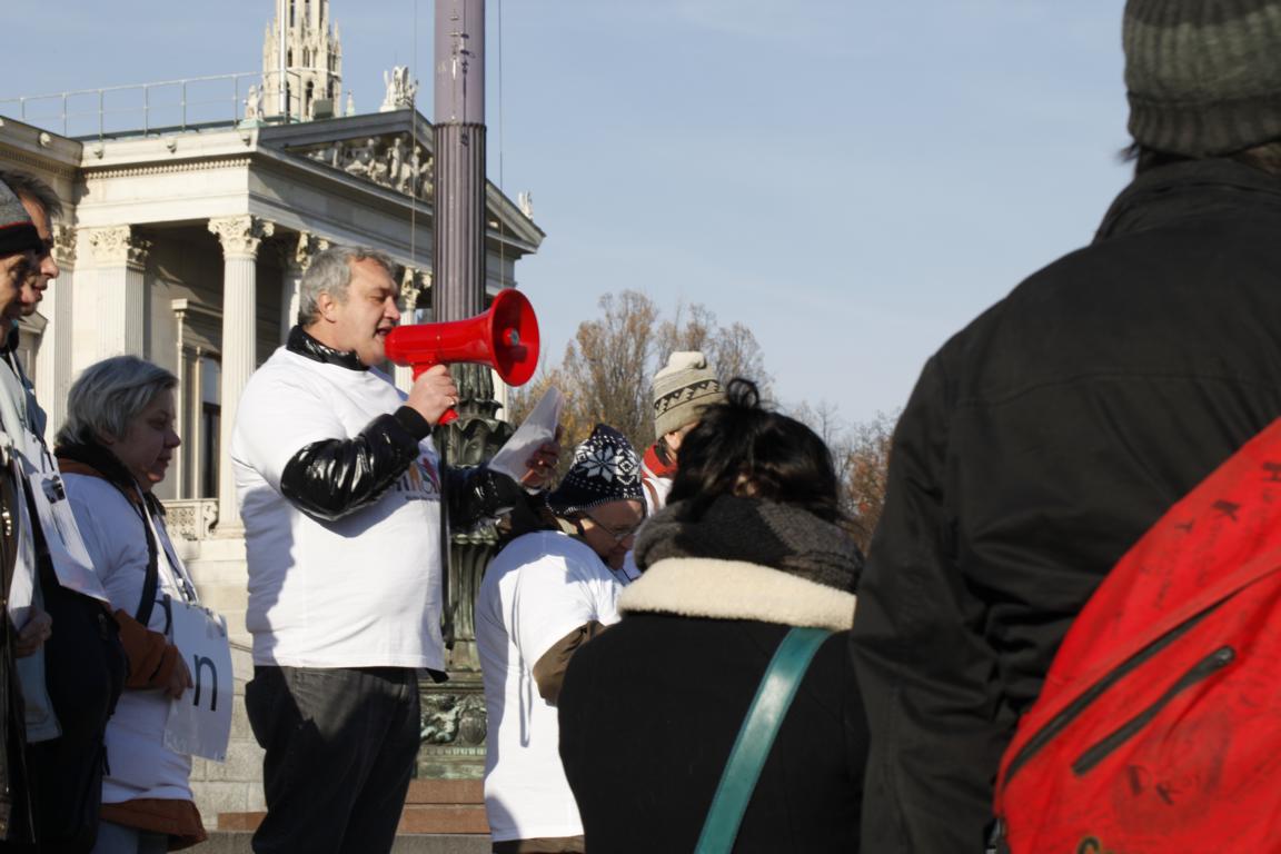 Am 3. Dezember 2013 versammeln sich Aktivisten aus verschiedenen Selbstvertrergruppen vor dem Parlament in Wien. Dort treffen sich also Menschen mit Lernschwierigkeiten, die für ihre Rechte eintreten und Menschen, die ihre Forderungen verstehen und unterstützen wollen. Das Motto lautet: laut auf sich aufmerksam machen! Um 5 vor 12 läuten die mitgebrachten Wecker.