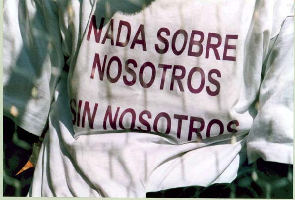 T-Shirt mit dem Aufdruck: "Nada sobre nosotros sin nosotros". Übersetzt: "Nichts über uns ohne uns"