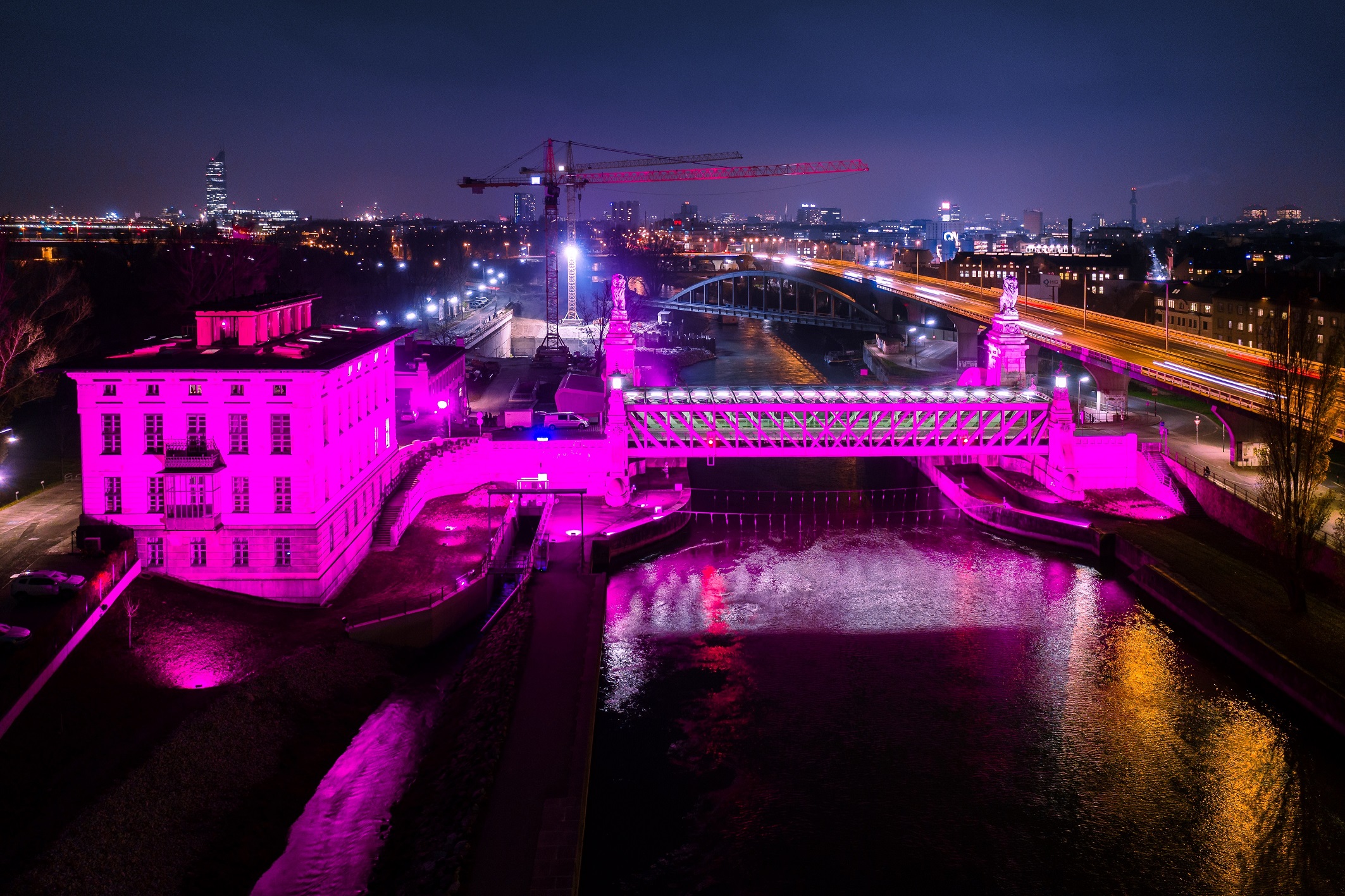 Am 3. Dezember, dem Internationalen Tag der Menschen mit Behinderungen, findet weltweit die Kampagne #PurpleLightUp statt. In Österreich erstrahlen an diesem Tag prominente Gebäude wie das Parlament, der UNIQA Tower oder ein VERBUND Kraftwerk in Lila, um sich mit der wirtschaftlichen Selbstbestimmung von Menschen mit Behinderungen zu solidarisieren.