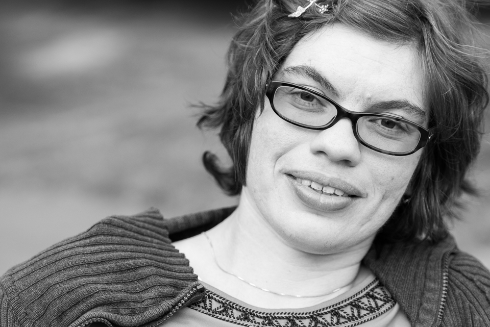 Im Freak-Radio Interview spricht die Rollstuhlfahrerin über ihre Schulzeit, ihre ersten beruflichen Erfahrungen und ihre beruflichen Perspektiven. Ihr Wunsch ist es, sich als Lebens- und Sozialberaterin selbständig zu machen. Für diesen Traum kämpft sie bis heute.