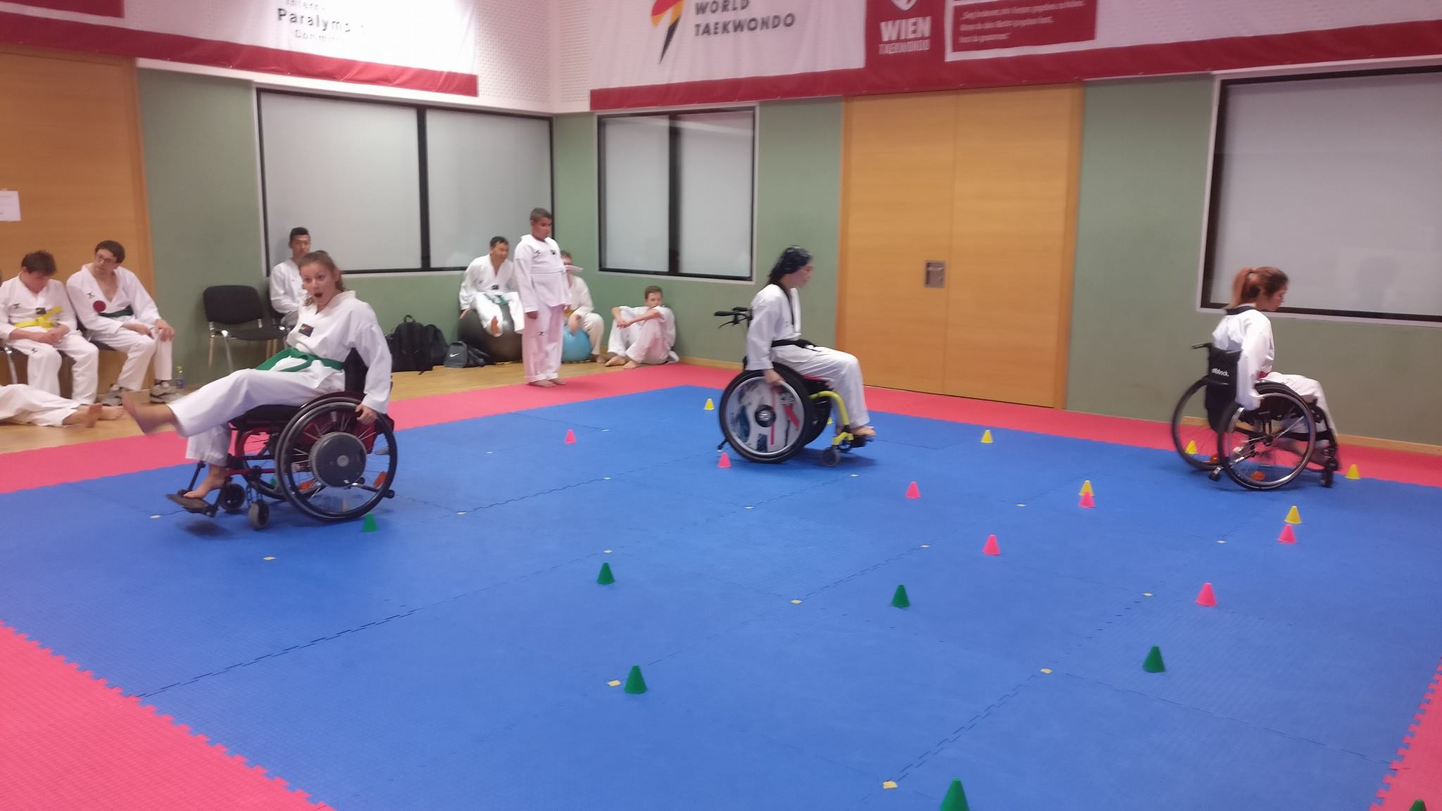 Was tun, wenn ich körperlich angegriffen werde? Mit welchen Tricks kann man sich effektiv zur Wehr setzen? Doch Taekwondo ist viel mehr als Selbstverteidigung....