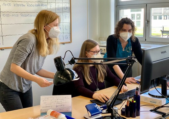 „Einfache Sprache bedeutet, dass man für schwierige Wörter in einem Artikel entweder eine leicht verständliche Erklärung findet oder sie weglässt. Es gibt auch die Möglichkeit, Wörter einfach zu umschreiben. Man sollte zu viele Beistriche vermeiden und in Artikeln immer in der gleichen Zeit bleiben.“ So erklärt ein Teilnehmer der Inklusiven ORF-Lehrredaktion Grundlagen der Einfachen Sprache. Wozu braucht es diese Einfache Sprache? Dazu ein weiterer Teilnehmer der Inklusiven Lehrredaktion: „Für viele Menschen, unabhängig von Alter und Herkunft, sind die gewöhnlichen Nachrichten manchmal zu kompliziert formuliert. Es werden oft schwierige Wörter benutzt, unter denen man sich kaum etwas vorstellen kann. Es wäre ein großer Vorteil für viele, wenn Nachrichten in Einfacher Sprache verfasst wären, weil man viel mehr verstehen würde.“