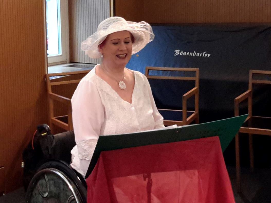 Entertainerin Brigitte Welcker erzählt Geschichten aus der Welt des Theaters. Seit vier Jahren singt die in Frankfurt am Main geborene Rollstuhlfahrerin Lieder aus Musicals, Operetten, Evergreens, Chansons und eigene Produktionen.