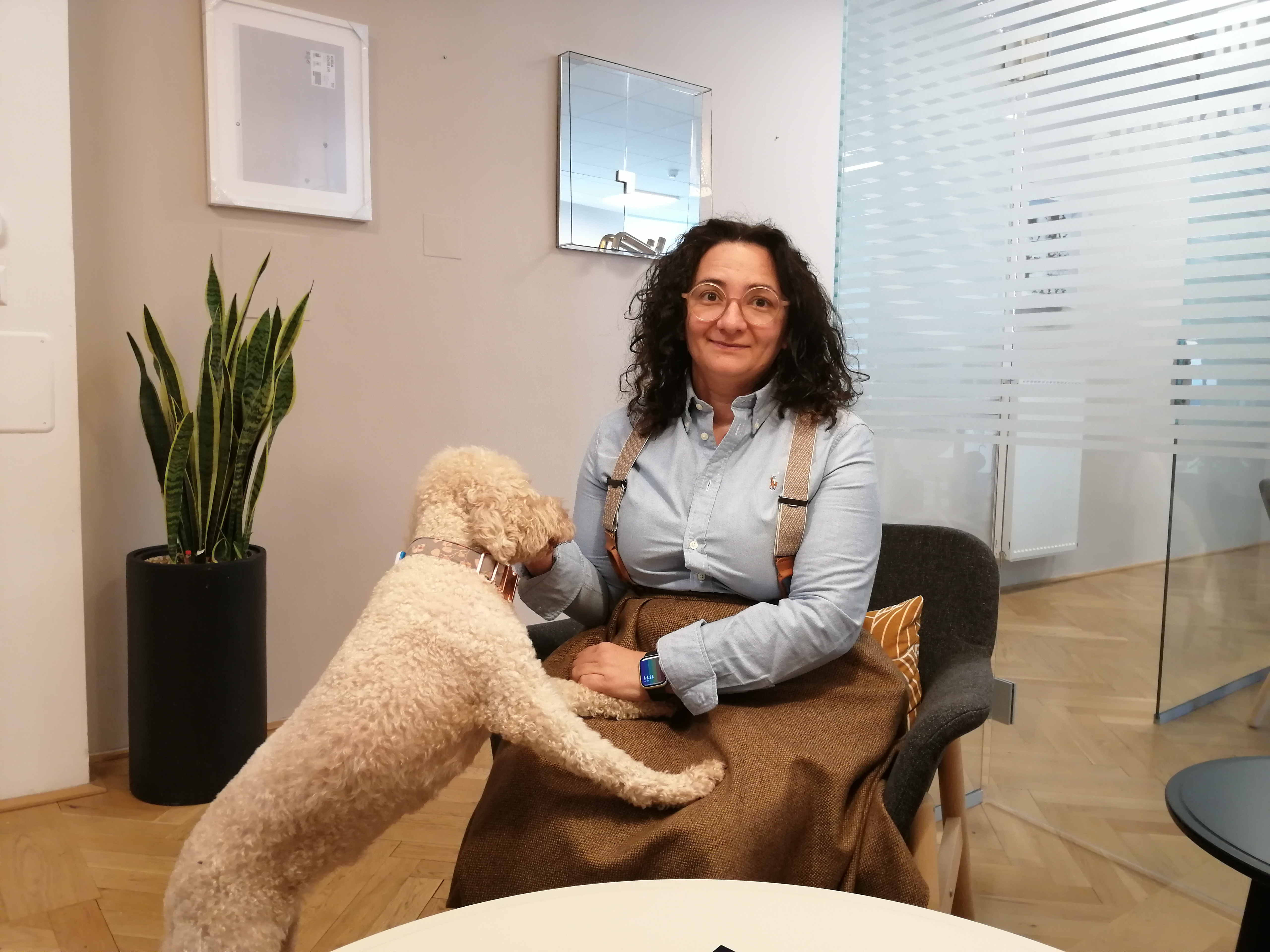 Anna Marton ist seit Februar 2021 Geschäftsführerin von specialisterne austria. Ziel des Social Business ist es Menschen mit autistischer Wahrnehmung in Beschäftigung zu bringen – indem ihre Stärken von Unternehmen erkannt werden: Hervorragende Konzentrationsfähigkeit, Genauigkeit, logisches und analytisches Denken, hohe Loyalität – all das sind Eigenschaften, die viele Menschen aus dem Autismus-Spektrum auszeichnen.