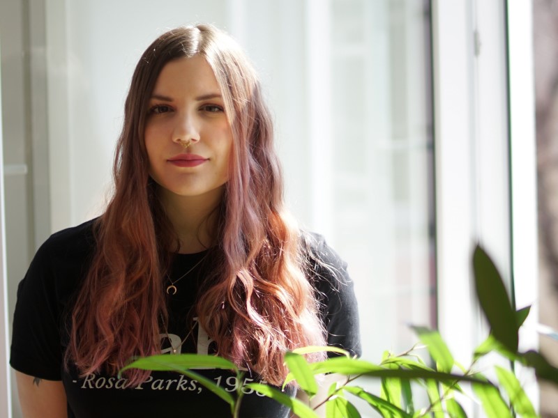 Die 25-jährige Irina Angerer nutzt die junge Social-Media-Plattform Instagram als persönliches Sprachrohr in die Welt. Als Plattform um Aufmerksamkeit für chronische Erkrankungen und Behinderungen in der Gesellschaft zu proklamieren.