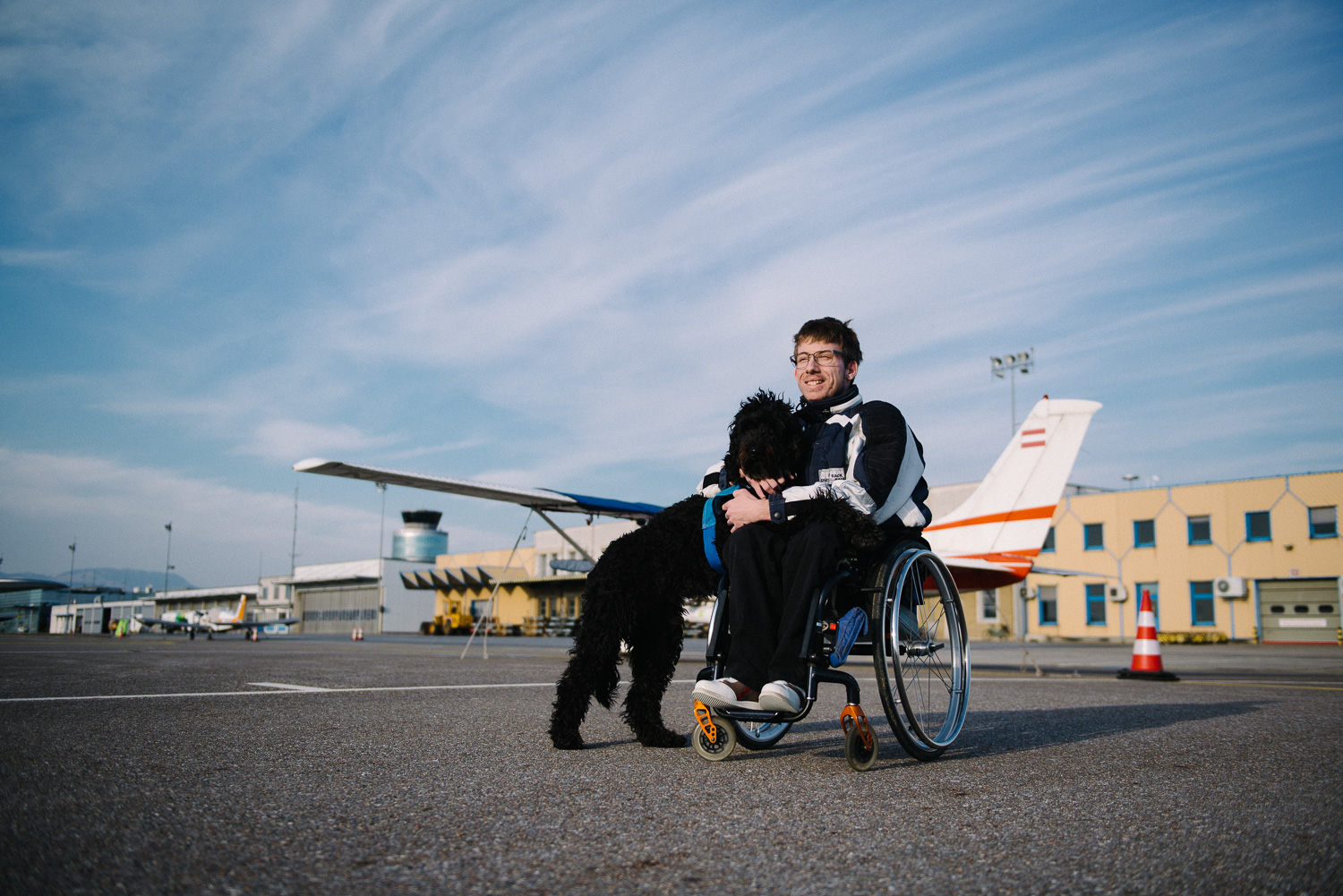 Leben mit Spina Bifida: im Freak-Radio Interview spricht Leo Fischer über sein Leben und die Entstehungsgeschichte von "Entfesselt im Rollstuhl". Das Buch handelt vom Umgang mit der eigenen Behinderung und Erwachsenwerden ...