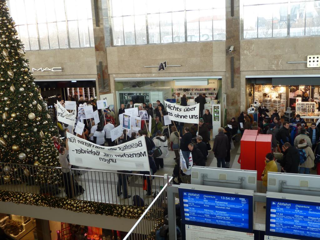 Am Montag den 3.Dezember 2012 versammelten sich in der Eingangshalle des Wiener Westbahnhofs Menschen mit Lernschwierigkeiten. „Es ist 5 vor 12! Weg mit den Barrieren für Menschen mit Lernschwierigkeiten. Wir fordern unsere Rechte!“ war ihr Motto.