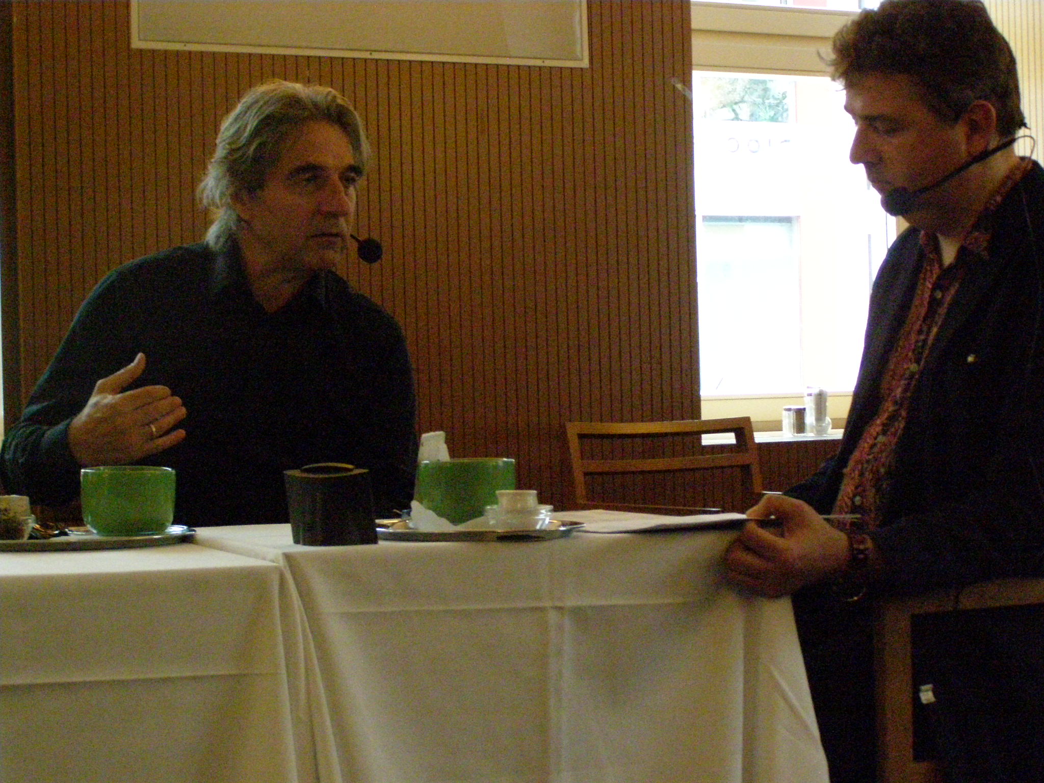 Der Behindertenanwalt spricht mit der Hand gestikulierend im ORF RadioCafe zum Moderator