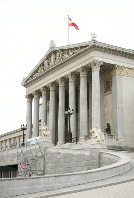 Österreichisches Parlament in Wien: große Säulen, kleines Baugerüst.