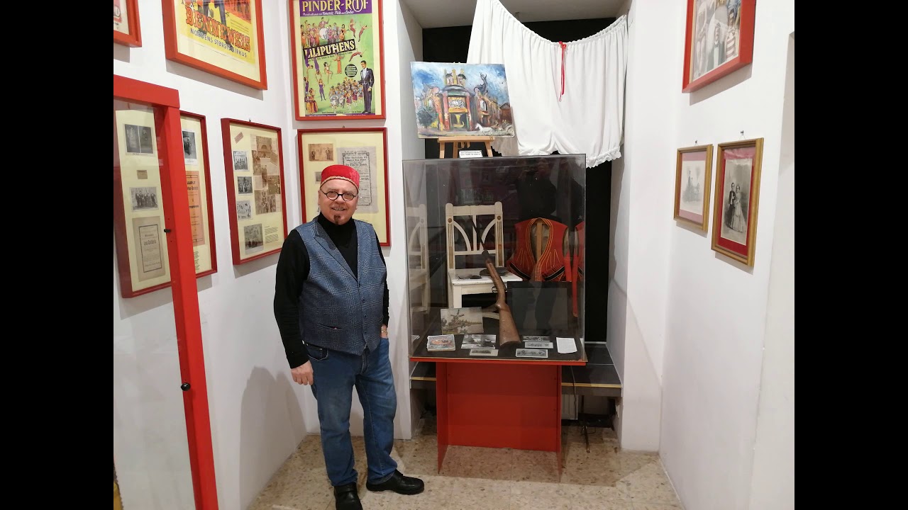 Bildunterschrift: Robert Kaldy-Karo präsentiert die Unterhose der dicken Mitzi (oben), in der Vitrine sieht man die Ausrüstung von Nicolai Kobelkoff.
