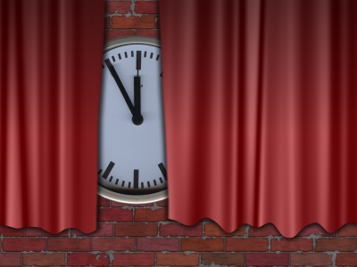Uhr zeigt 5-Minuten vor zwölf
