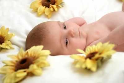 Baby, auf decke, Sonnenblumen