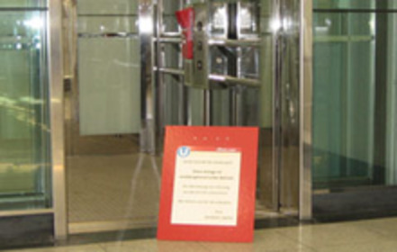 Immer wieder bilden sich lange Schlangen vor dem Aufzug der U-Bahnstation Stephansplatz. Die Lösung ein zweiter Lift? Nun gibt es eine Online-Petition, die eine solche Nachrüstung fordert.