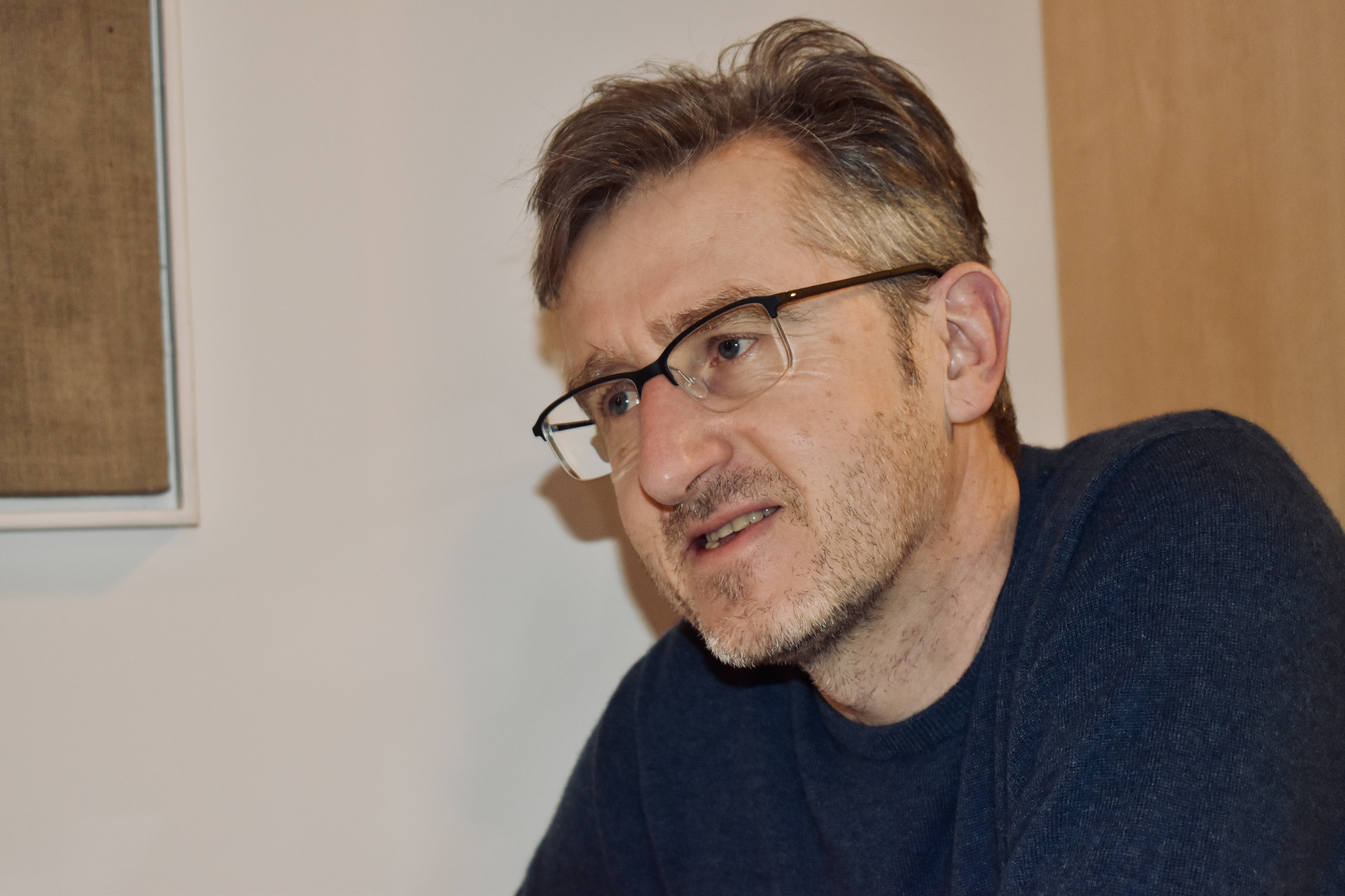 Phil Hubbe ist Jahrgang 1966; bei ihm wurde 1988 Multiple Sklerose diagnostiziert. In seinen Arbeiten beschäftigt er sich mit Inklusion und Behinderung. Mit seinen Zeichnungen will er nicht nur provozieren, sondern zum Nachdenken anregen.