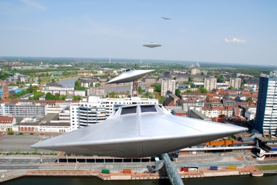 mehrere Ufos fliegen über eine Stadt